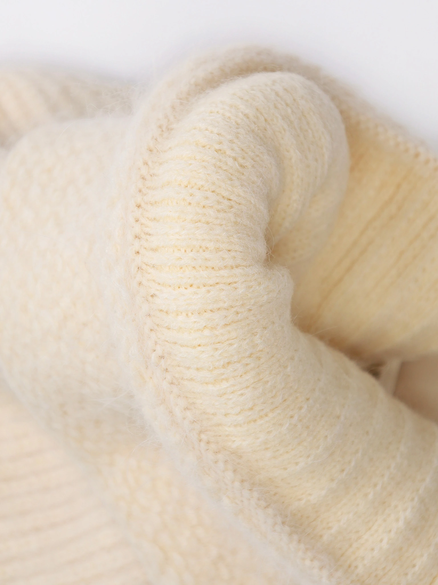 Шапка-бини из ангоры и нейлона с отворотом в ассортименте